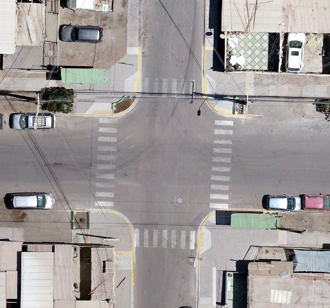 Vista cenital con dron de una intersección con cruces peatonales en Pozo Almonte