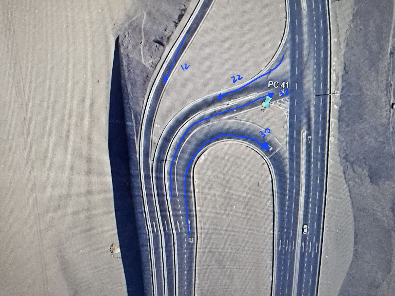 Ortofoto de dron de un enlace vial con los movimientos anotados