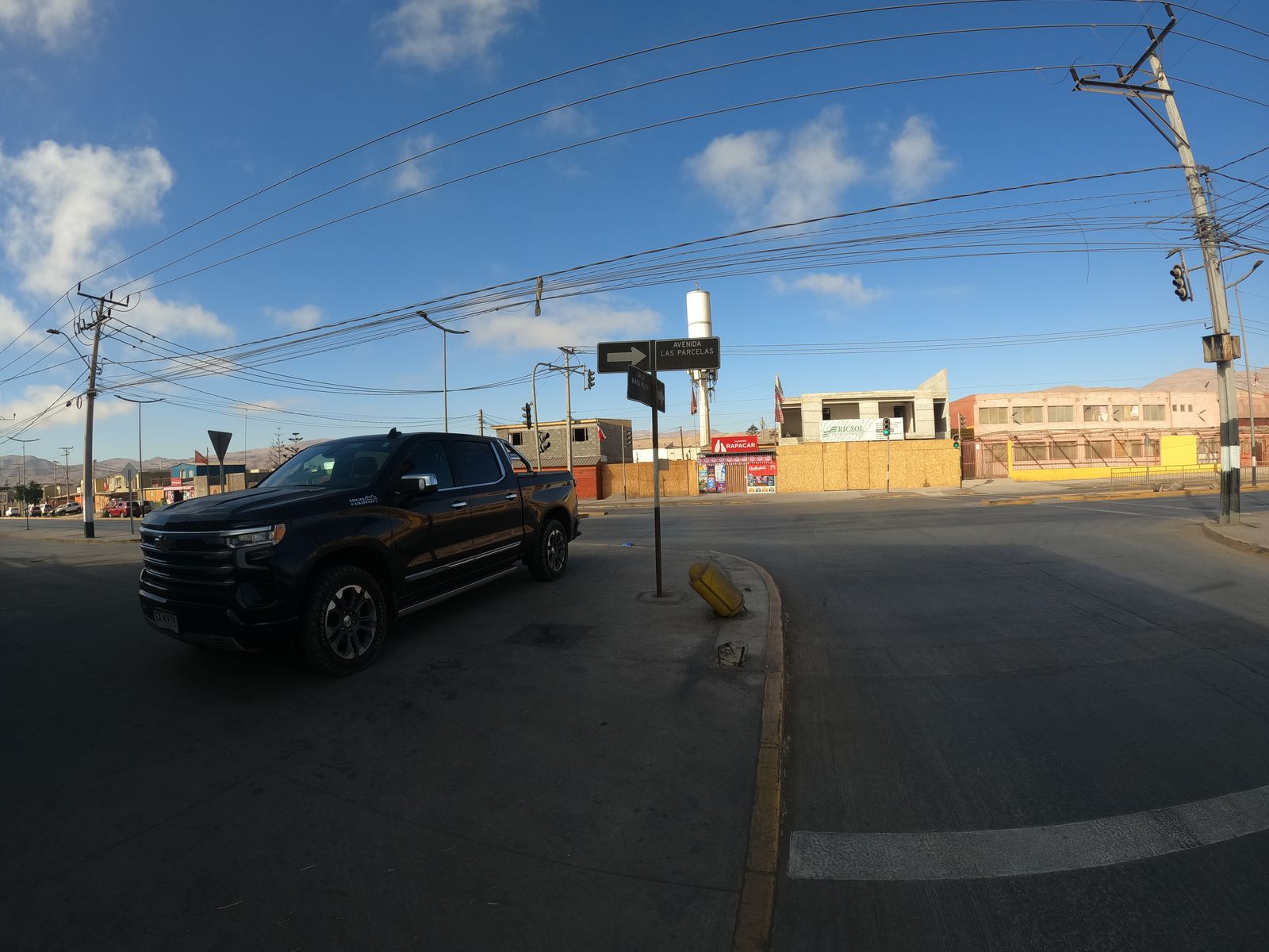 Intersección urbana con pavimento de hormigón en Alto Hospicio