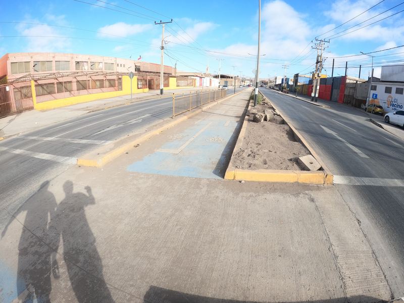 Catastro de una avenida con mediana recién pavimentada en Alto Hospicio